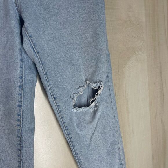 Levi’s high rise mom jeans light wash distressed, size 27 - Picture 3 of 16